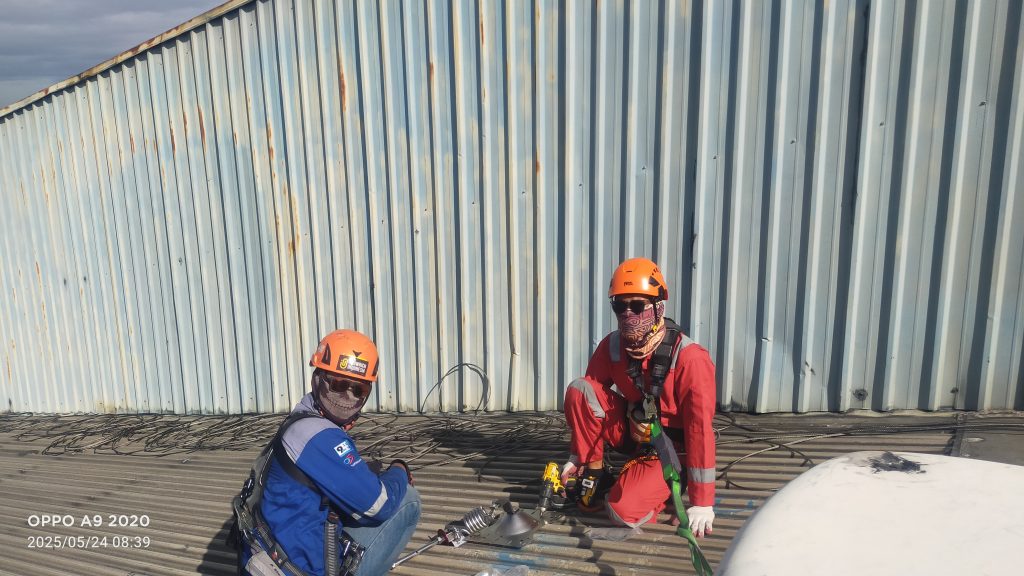 Safety Lifeline Indonesia: Instalasi KSTRONG Lifeline System untuk PT Arga Karya Prima Industri Fall Protection