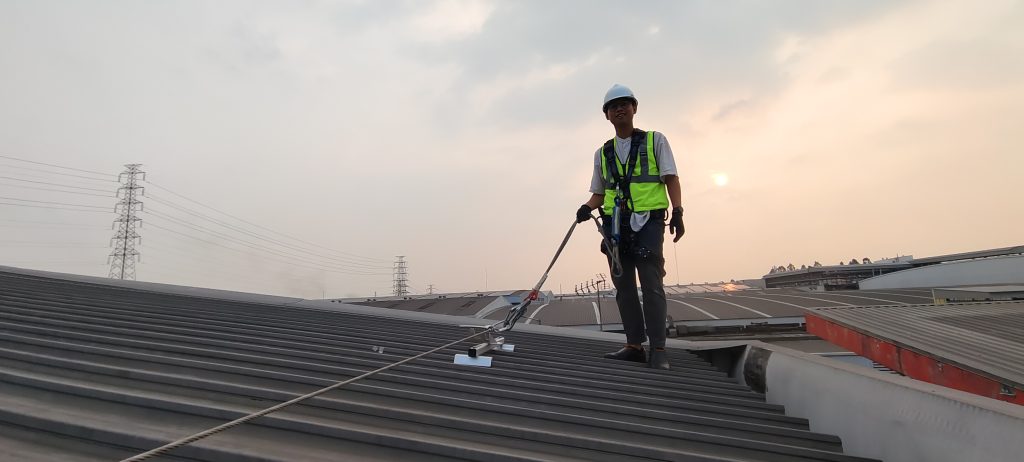 Instalasi sistem Horizontal & Vertical Lifeline (HLL & VLL) bersertifikasi EN795 dan OSHA di PT. Flora Food oleh Growrich Indonesia untuk fall protection safety rooftop.
