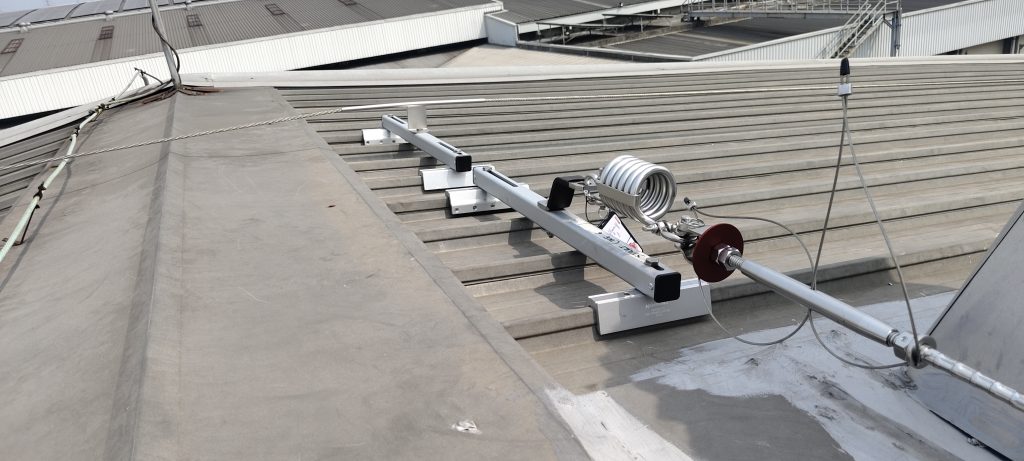 Instalasi sistem Horizontal & Vertical Lifeline (HLL & VLL) bersertifikasi EN795 dan OSHA di PT. Flora Food oleh Growrich Indonesia untuk fall protection safety rooftop.
